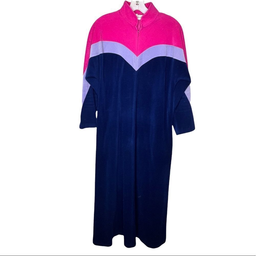 Vintage Vanity Fair Robe‎